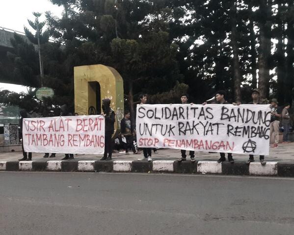  Warga Bandung Gelar Aksi Solidaritas Proyek Semen Indonesia Group