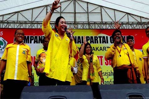  KAMPANYE PILPRES: Suhardi dan Titiek Soeharto Goyang Bersama Band Radja