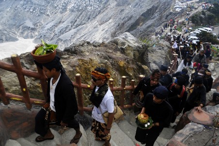  Ritual Ngertakeun Bumi Lamba di Kawah Ratu