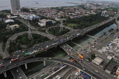  TRAFFIC UPDATE: Truk Mogok di KM 12.600, Tol Bekasi arah Halim Padat