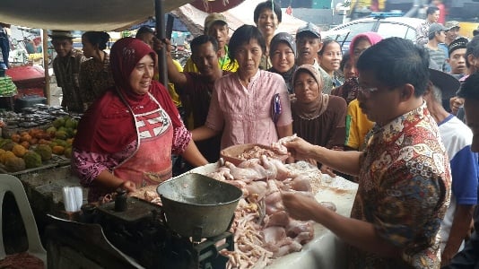  Bupati Cirebon Belanja di Pasar Tradisional