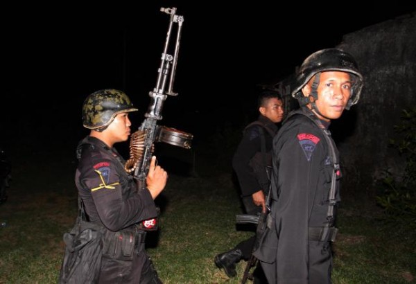  KONFLIK AGRARIA: Brimob Tutup Akses Petani Karawang ke Sawah