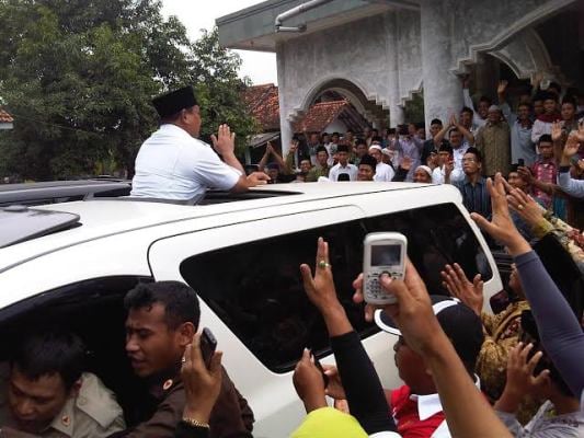  Kunjungi Ponpes Kempek, Prabowo Salat Jumat Bersama Warga