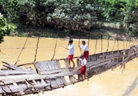  JEMBATAN INDIANA JONES: Tiga Ratusan Jembatan Gantung di Lebak Rusak Parah