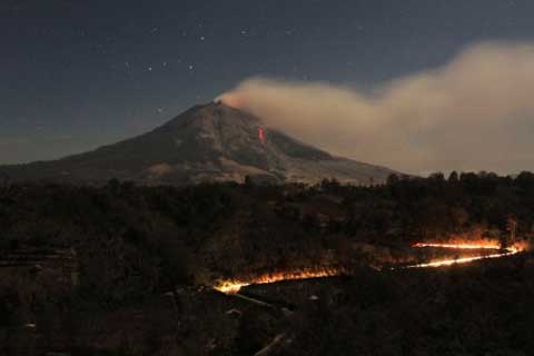  GUNUNG SINABUNG MELETUS: Tinggi Letusan 4.000 M, Awan Panas 4.500 M