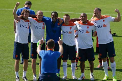  PIALA DUNIA 2014: Maskapai Belanda KLM Hapus Tweet Bergambar Topi Sombrero dan Kumis