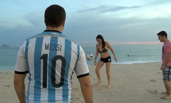  Wow, Model Cantik Ini Tantang Lionel Messi Main Freestyle & Yakin Menang!