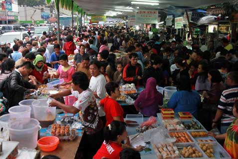  AP II Sebar Ta\'jil Buka Puasa di Bandara