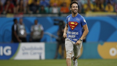  Superman Terobos Lapangan saat Pertandingan Belgia vs AS