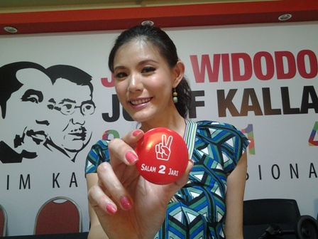  ARTIS &amp; PILPRES 2014: Olga Lydia Jualan Pin Salam 2 Jari