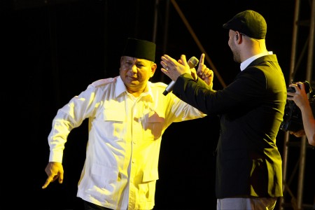 Prabowo berjoget dengan penyanyi religi asal Swedia Maher Zain (kanan) saat tampil bersama pada konser Ramadan With Maher Zain di Istora Senayan, Jakarta, Rabu (2/7/2014) malam/Antara