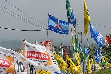  Masa Tenang, KPU Kota Cirebon Bersihkan Atribut Kampanye