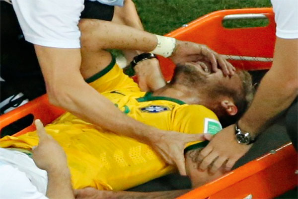 Neymar saat cidera punggung saat melawan Kolombia/Reuters