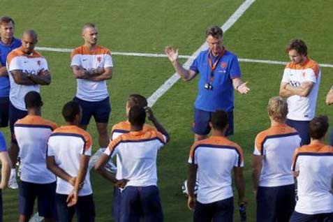  KEPUTUSAN VAN GAAL: Sepak Bola yang Metodologis