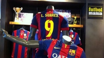  Jersey Barcelona Dengan Nama Suarez Sudah BEredar