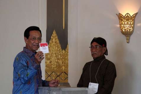  PILPRES 2014: Sultan HB X Nyoblos di TPS 9 Panembahan