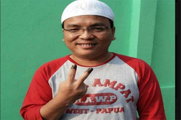  PILPRES 2014: Wakil Menteri Hukum Denny Indrayana Salam 2 Jari Usai Nyoblos