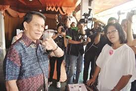  PILPRES 2014: Gubernur Sulut Nyoblos di TPS 2 Bumi Beringin