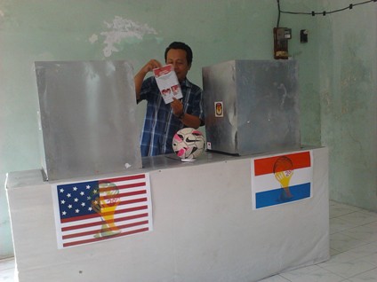 PILPRES 2014: Tampil Beda, TPS Bernuansa Piala Dunia