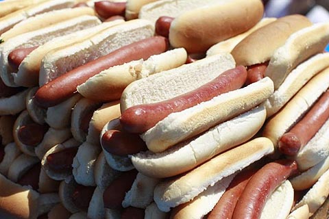  Peserta Lomba Makan Hot Dog Tewas Karena Tersedak