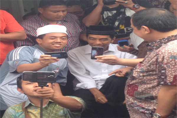  Inilah Foto Selfie Jokowi Usai Salat Jumat di Masjid PP Muhammadiyah