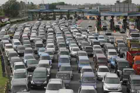  Kecelakaan Truk Sarat Muatan, Tol Cikampek arah Jakarta Macet