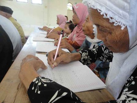  PEMERINTAH BALI Ditantang Deklarasikan Bebas Buta Aksara