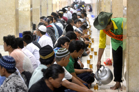  BUKA PUASA Gratis di Masjid Untungkan Warung di Sekitarnya