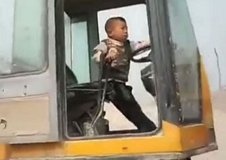  Kecil-kecil, Bocah Ini Jago Main Traktor