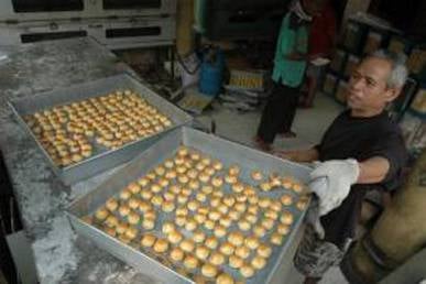  Berawal dari Hobi, Ike Sukses Produksi 2.800 Toples Kue Lebaran