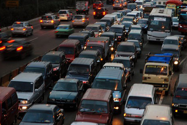  Truk Terperosok, Tol Tangerang ke Jakarta Tersendat