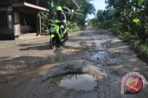  Jalur Sumedang-Parakanmuncang Rusak di Cimanggung