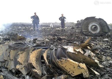 Reruntuhan pesawat Malaysia Airlines Boeing 777 seri penerbangan MH17 yang ditembak jatuh di Donetsk, Ukraina (17/7/2014)./Reuters-Maxim Zmeyev
