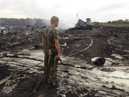  MH17 JATUH DITEMBAK: Jasad Korban Mulai Membusuk Di Bawah Sengatan Panas