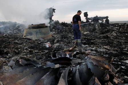 Bangkai pesawat Malaysia Airlines MH17. AS sebut Rusia pencundang.
