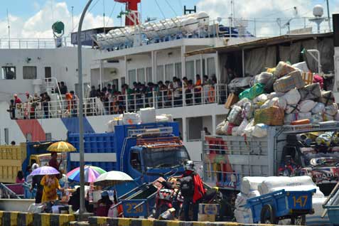  MUDIK LEBARAN: Pemudik Mulai Padati Pelabuhan Merak
