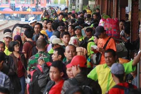  JEMBATAN COMAL AMBLAS: Penumpang Kereta Membludak