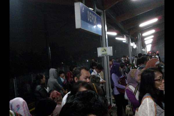  Hujan Lebat Guyur Depok, Ratusan Penumpang KRL Berbuka di Stasiun