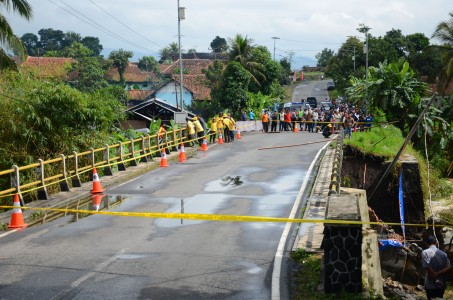  Jembatan Cibaruyan Jalur Selatan Cihaurbeti Ditutup Akibat Longsor