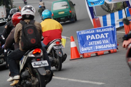  Arus Kendaraan Mudik Via Garut Masih Ramai Lancar
