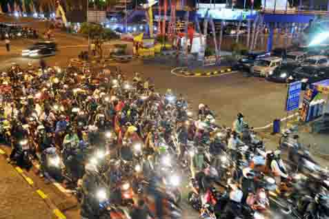  REPORTASE MUDIK LEBARAN 2014: Keluar Pintu Tol Pejagan Macet Parah, Bisa Santap Sate Kambing Khas Brebes