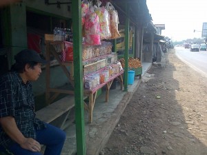  Arus Mudik Dongkrak Penjualan Oleh-Oleh di Jalur Nagreg Bandung
