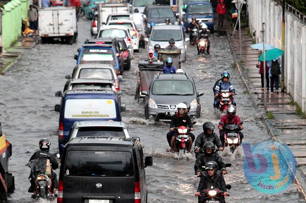  Diguyur Hujan Lebat, Depok Banjir & Jalan Margonda Macet Total