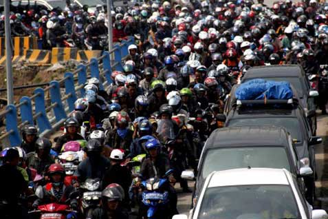  MUDIK LEBARAN 2014: Puluhan Pengendara Truk Akhirnya Diseberangkan