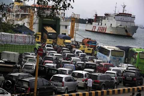  MUDIK LEBARAN 2014: Pelabuhan Merak Kian Semarak pada Sore-Malam Hari