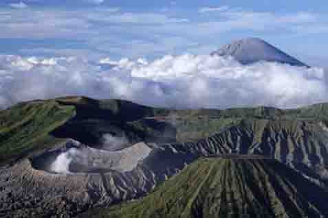  REPORTASE MUDIK LEBARAN 2014: Toleransi Beragama di Gunung Bromo, Suku Tengger Siapkan Musala