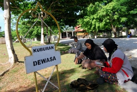  Idulfitri: Warga Cirebon Berbondong-bondong Ziarah ke Makam