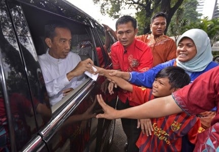  Jokowi Bagi-bagi Amplop Lebaran Rp50.000-an