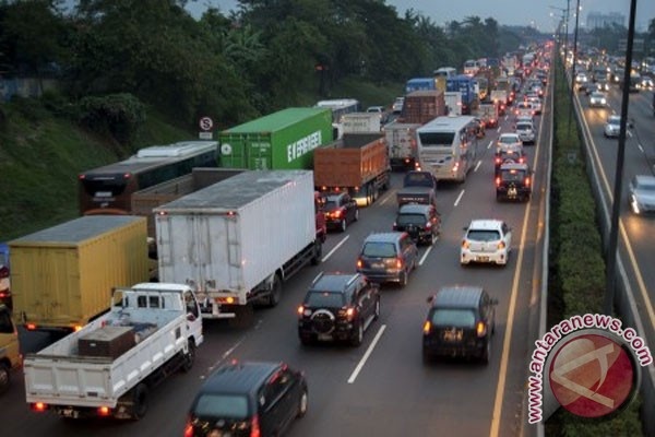  Antrean Panjang di Tol Jakarta-Cikampek