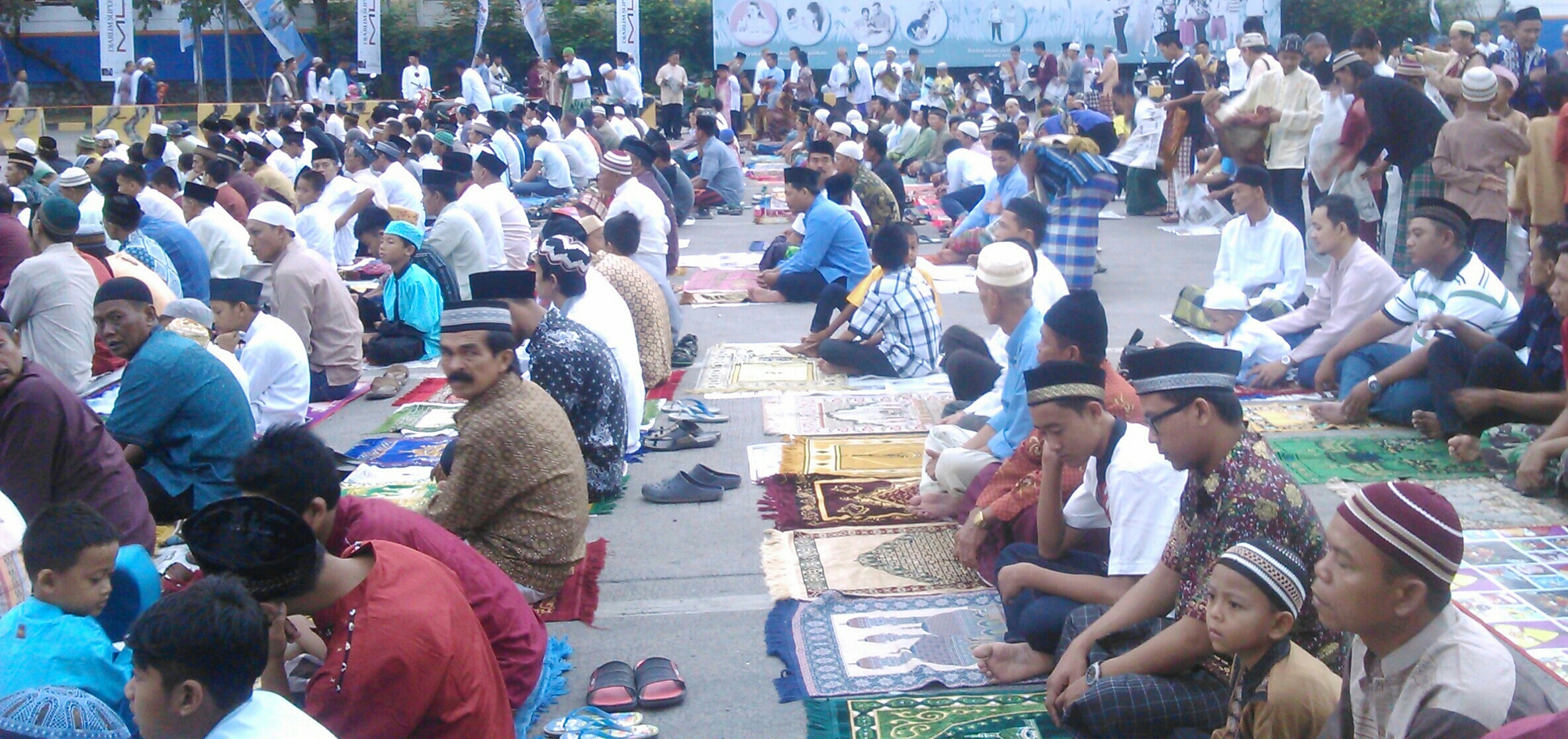  SHALAT IED: Ribuan Jemaah Penuhi Lapangan Pelabuhan Merak